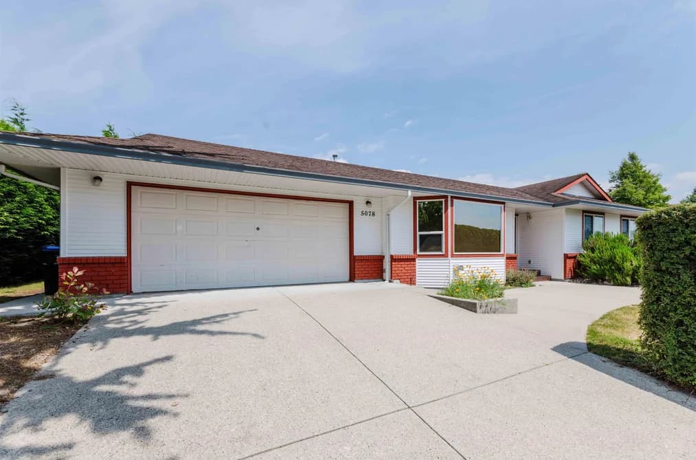 5078 BAY ROAD, Sechelt, BC — Residential for Sale - Main Photo