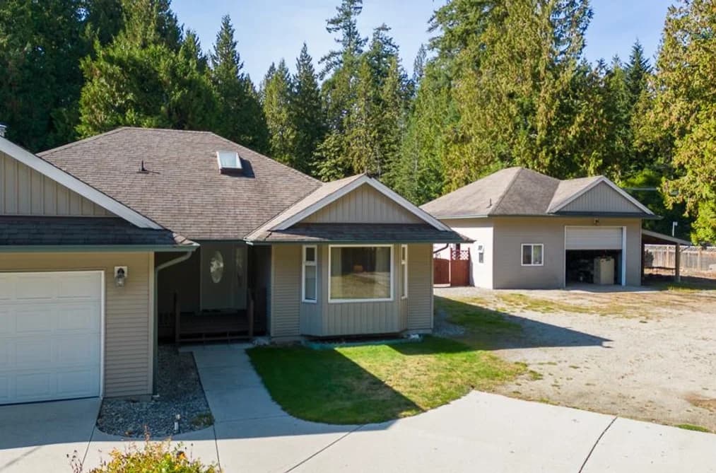 619 OCEAN VIEW, Gibsons, BC — Residential for Sale - Main Photo