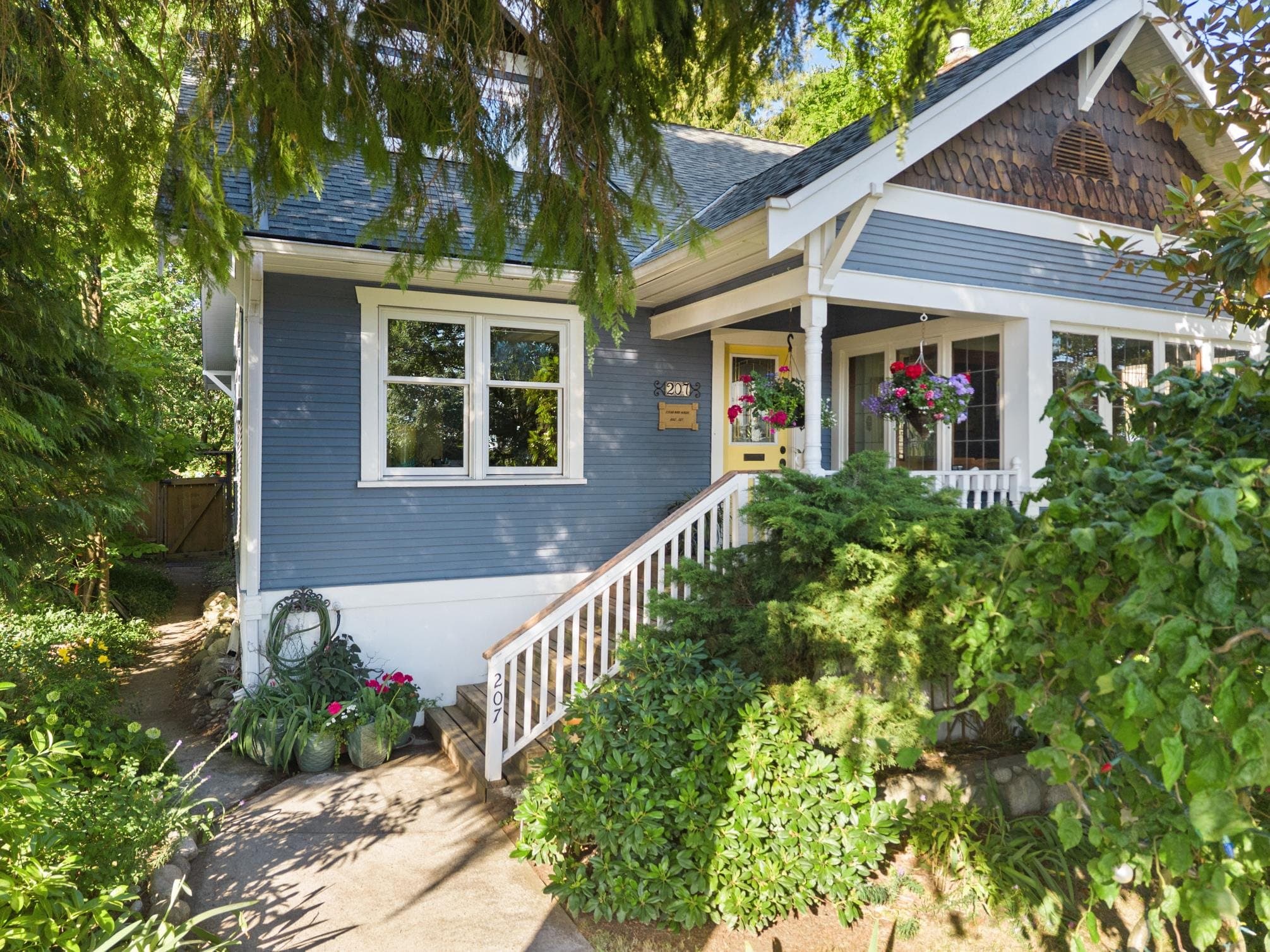 House for sale at 207 Eighth Street New Westminster British Columbia - MLS: R3143887