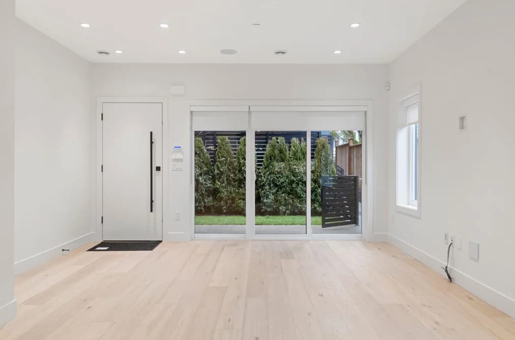 1 2539 GRANT AVENUE, Vancouver, BC — Residential for Sale - Photo 2
