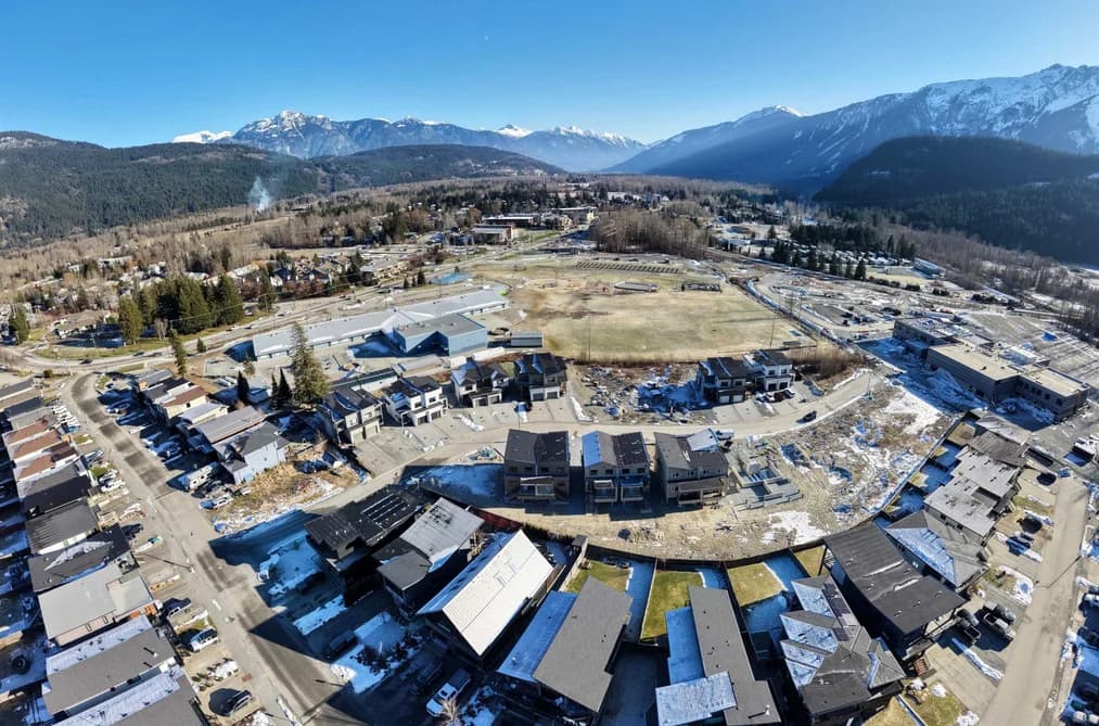 1002 PHARE CRESCENT, Pemberton, BC — Residential for Sale - Photo 2