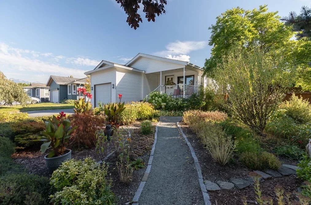 1008 EDGEWATER CRESCENT, Squamish, BC — Residential for Sale - Main Photo