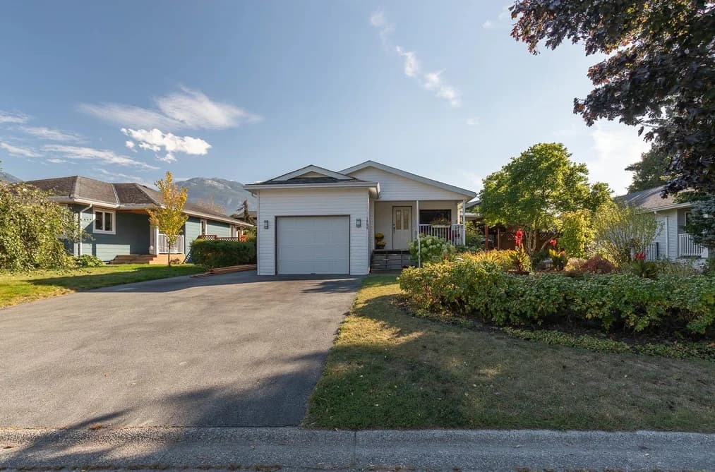 1008 EDGEWATER CRESCENT, Squamish, BC — Residential for Sale - Photo 2
