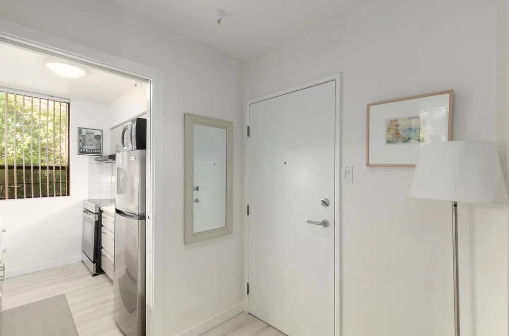 101 1737 DUCHESS AVENUE, West Vancouver, BC — Residential for Sale - Photo 2