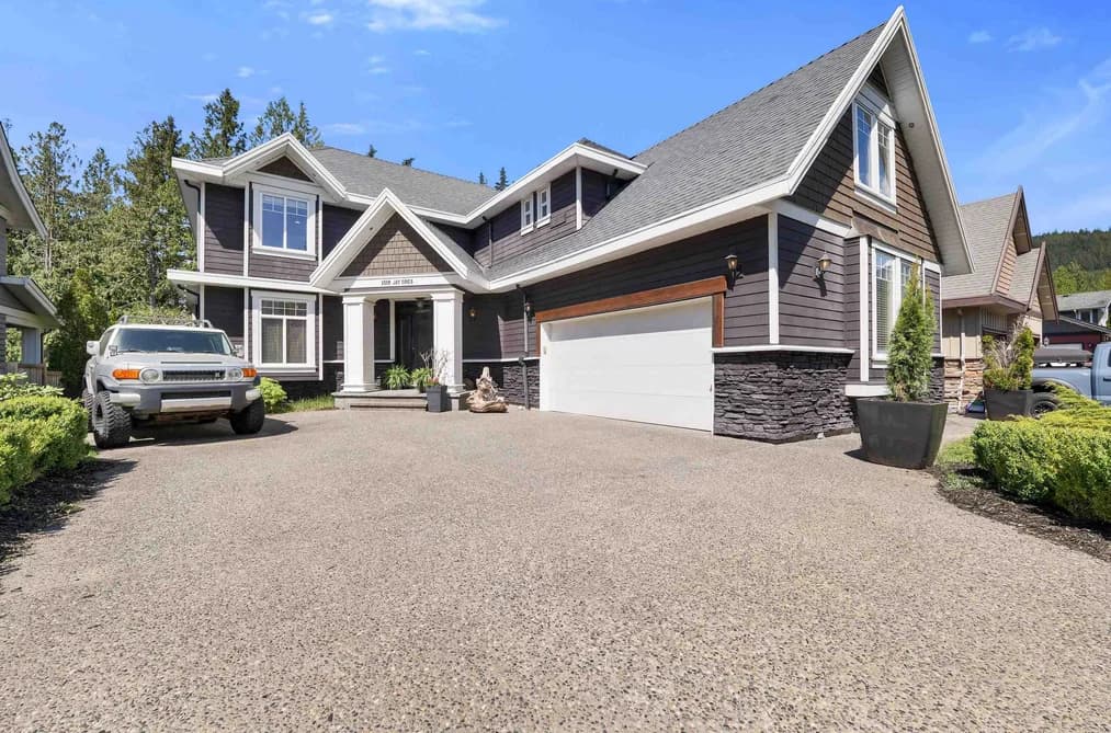 1012 JAY CRESCENT, Squamish, BC — Residential for Sale - Photo 2