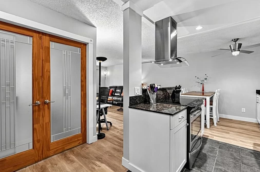 102 410 AGNES STREET, New Westminster, BC — Residential for Sale - Photo 2