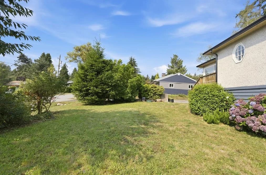 1022 ROSAMUND ROAD, Gibsons, BC — Residential for Sale - Photo 2