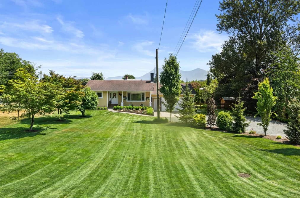 10268 YOUNG ROAD, Chilliwack, BC — Residential for Sale - Photo 2
