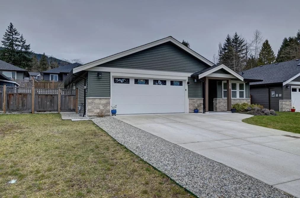 1028 CELIA CRESCENT, Gibsons, BC — Residential for Sale - Photo 2