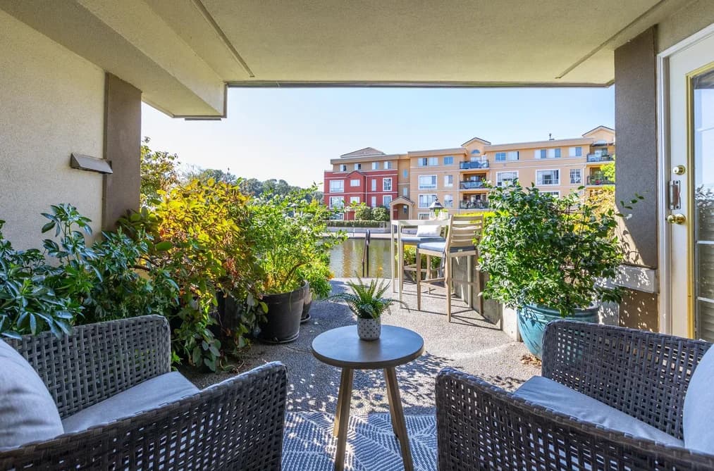103 2 RENAISSANCE SQUARE, New Westminster, BC — Residential for Sale - Photo 2