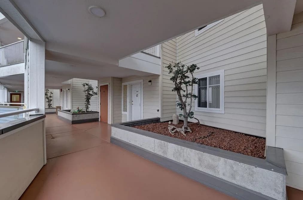 103 5470 INLET AVENUE, Sechelt, BC — Residential for Sale - Photo 2