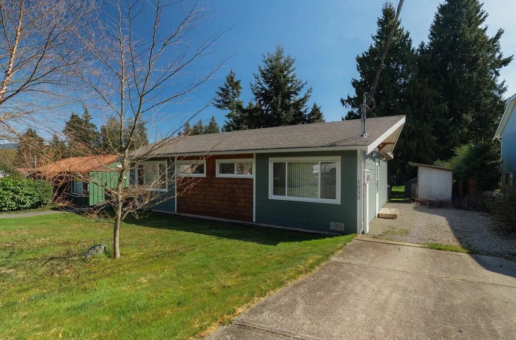 1033-1035 ROSAMUND ROAD, Gibsons, BC — Residential for Sale - Main Photo
