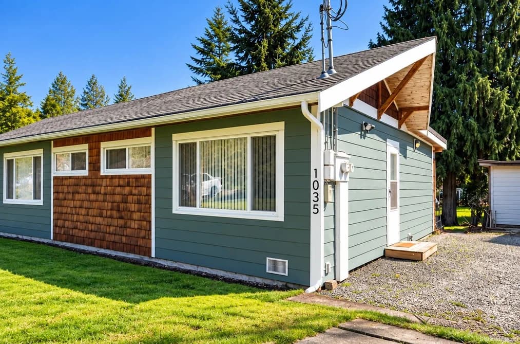 1033-1035 ROSAMUND ROAD, Gibsons, BC — Residential for Sale - Photo 2