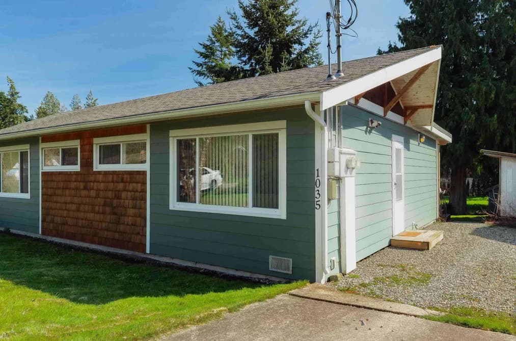 1033-1035 ROSAMUND ROAD, Gibsons, BC — Residential for Sale - Photo 2