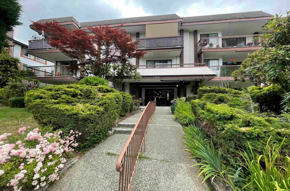 Condo for sale at 106 1360 Martin Street White Rock British Columbia - MLS: R3141958