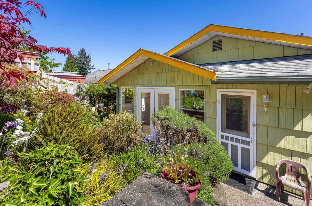 1077 POINT ROAD, Gibsons, BC — Residential for Sale - Photo 2