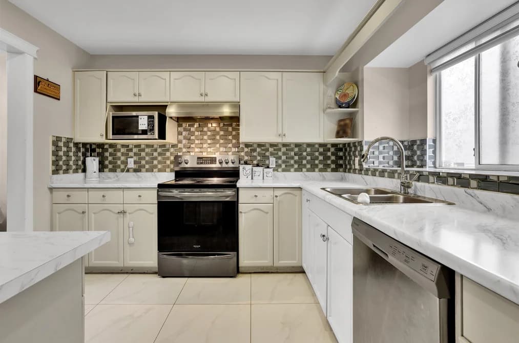 11 11875 210 STREET, Maple Ridge, BC — Residential for Sale - Photo 2