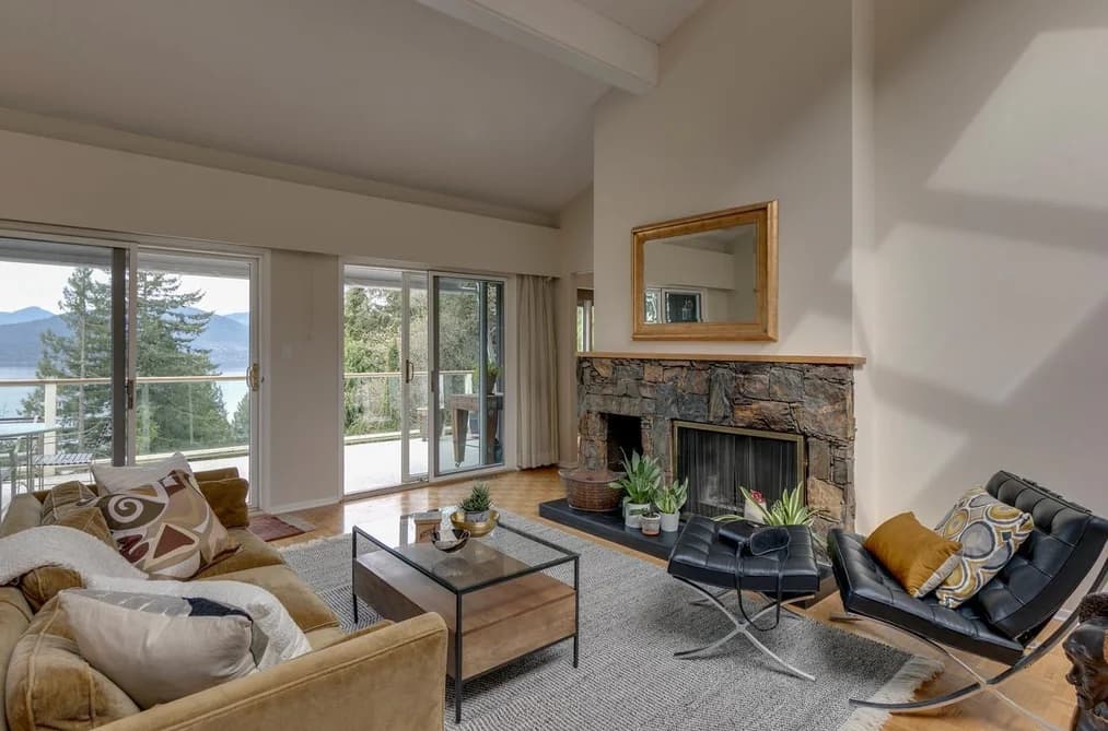 110 OCEANVIEW PLACE, Lions Bay, BC — Residential for Sale - Photo 2
