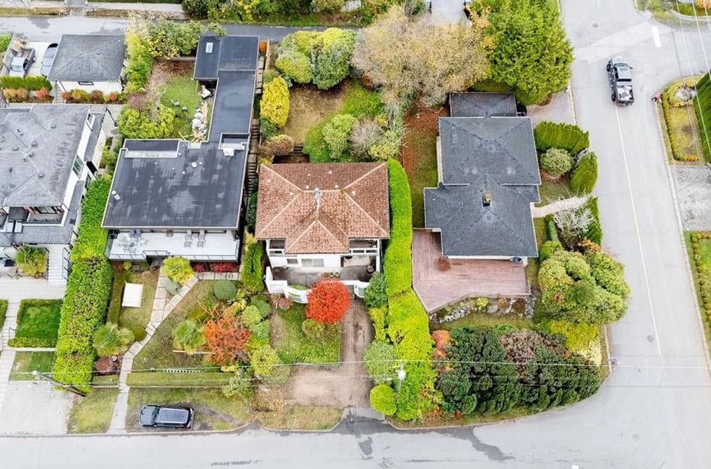 1115 Ottaburn Road, West Vancouver, BC - House for Sale - Photo 2 of 28 1115 Ottaburn Road, West Vancouver, BC - House for Sale - Photo 2 of 28
