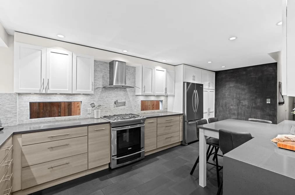 1208 ROSEWOOD CRESCENT, North Vancouver, BC — Residential for Sale - Photo 2