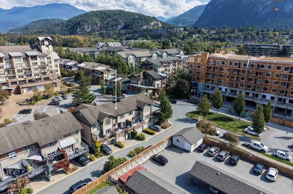 1216 VILLAGE GREEN WAY, Squamish, BC — Residential for Sale - Photo 2