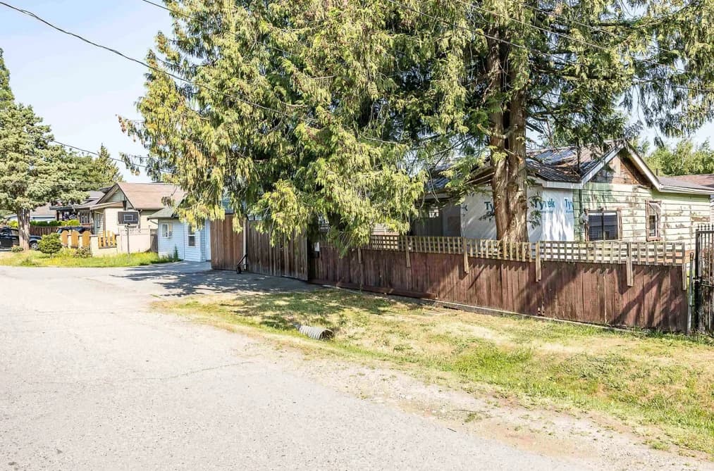12505 114 AVENUE, Surrey, BC — Residential for Sale - Photo 2