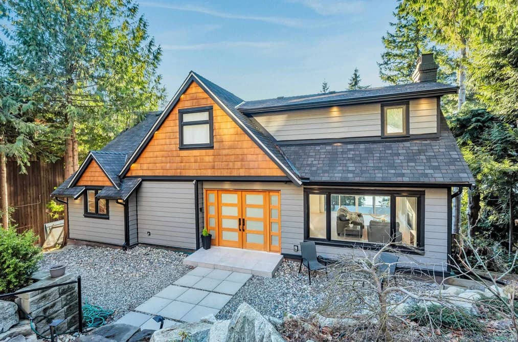 130 OCEANVIEW PLACE, Lions Bay, BC — Residential for Sale - Photo 2