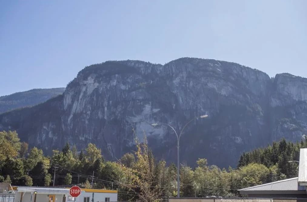 1342 HALYARD PLACE, Squamish, BC — Residential for Sale - Photo 2