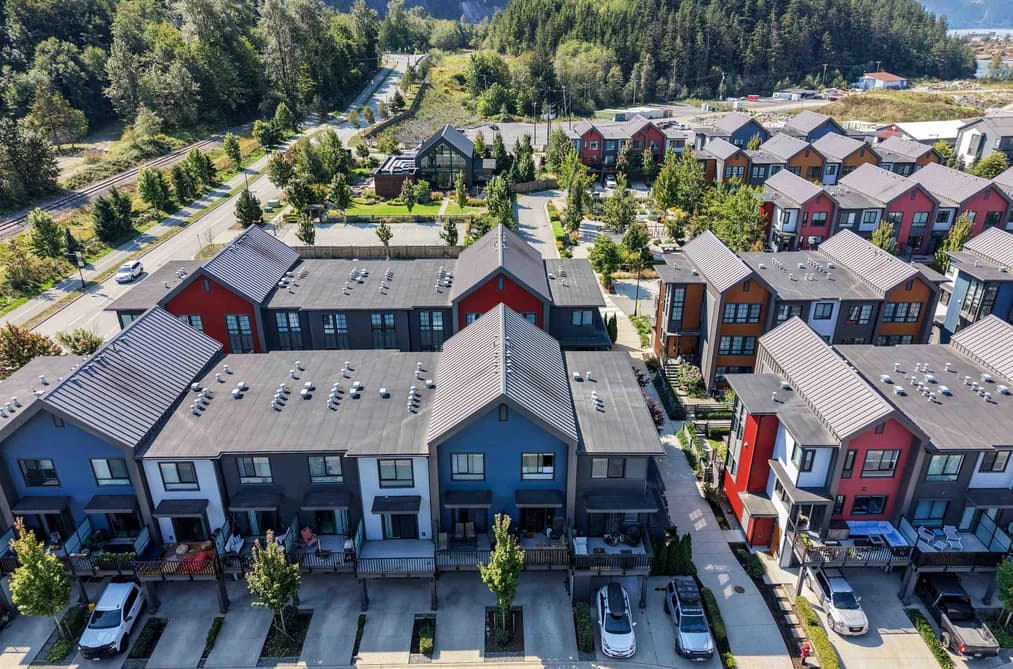 1374 MARINASIDE PLACE, Squamish, BC — Residential for Sale - Photo 2