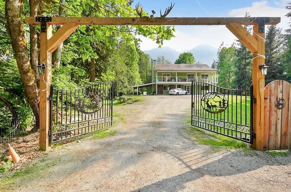 14605 SQUAMISH VALLEY ROAD, Squamish, BC — Residential for Sale - Photo 2