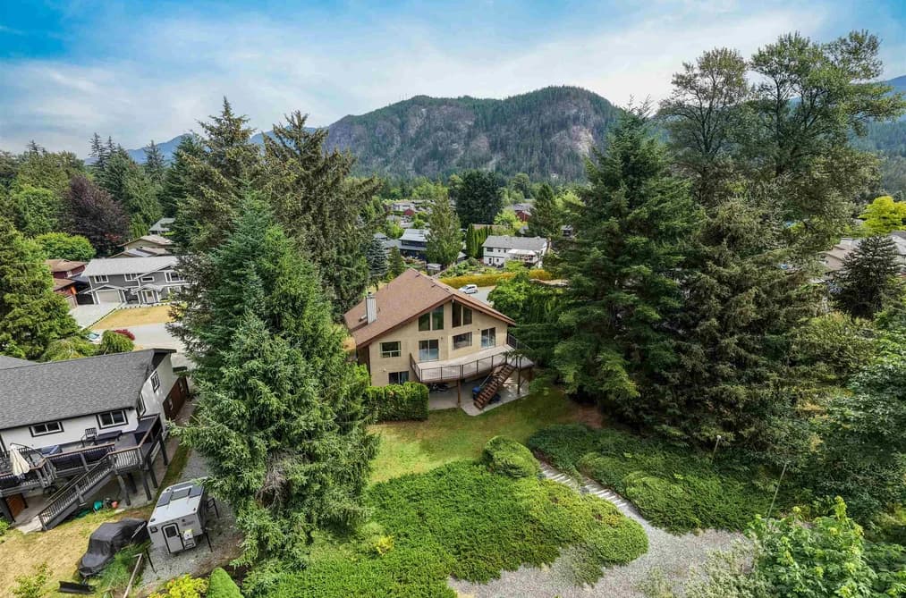 1464 MAPLE CRESCENT, Squamish, BC — Residential for Sale - Main Photo