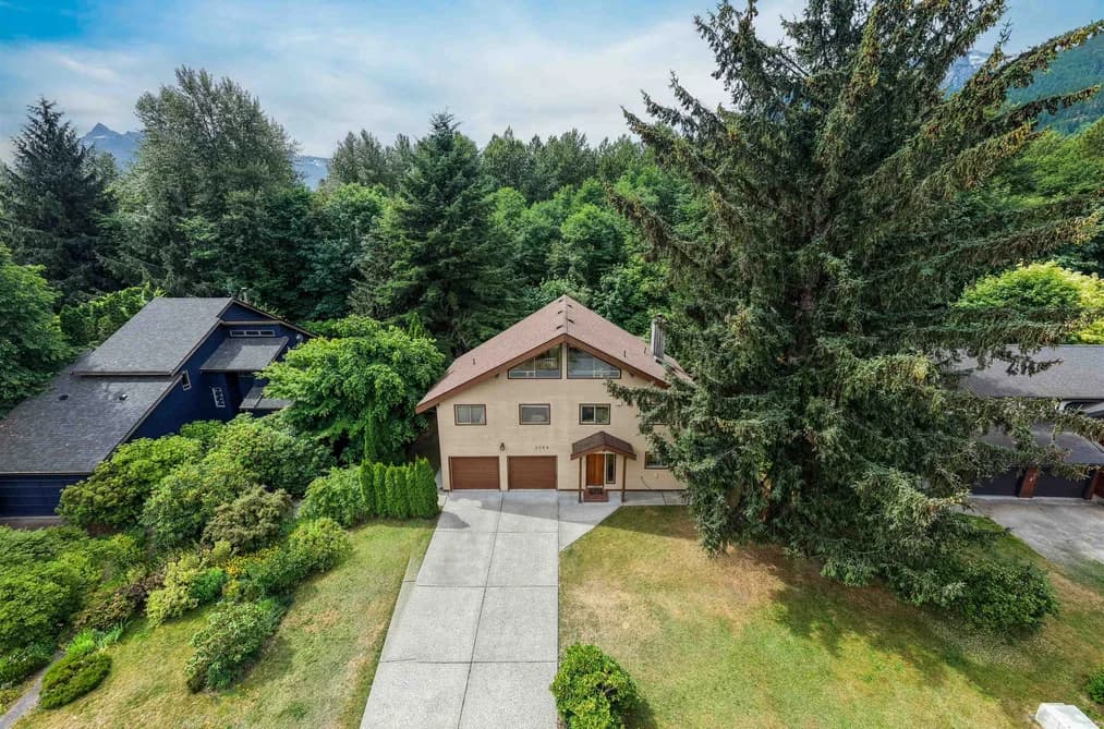 1464 MAPLE CRESCENT, Squamish, BC — Residential for Sale - Photo 2