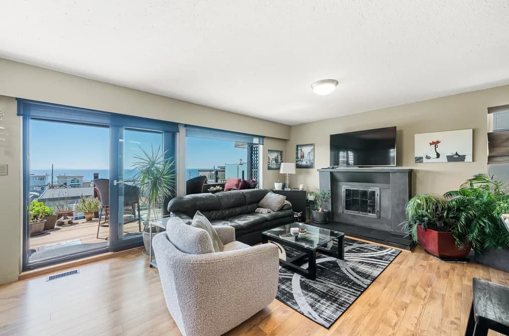 15556 COLUMBIA AVENUE, White Rock, BC — Residential for Sale - Main Photo
