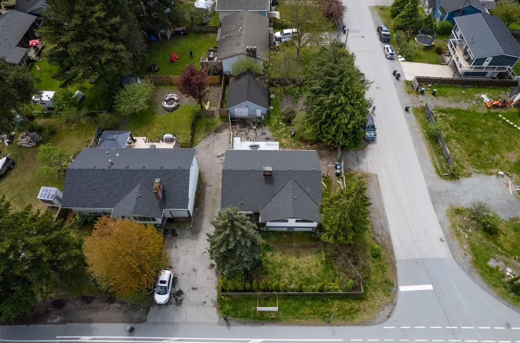 1600 DEPOT ROAD, Squamish, BC — Residential for Sale - Photo 2