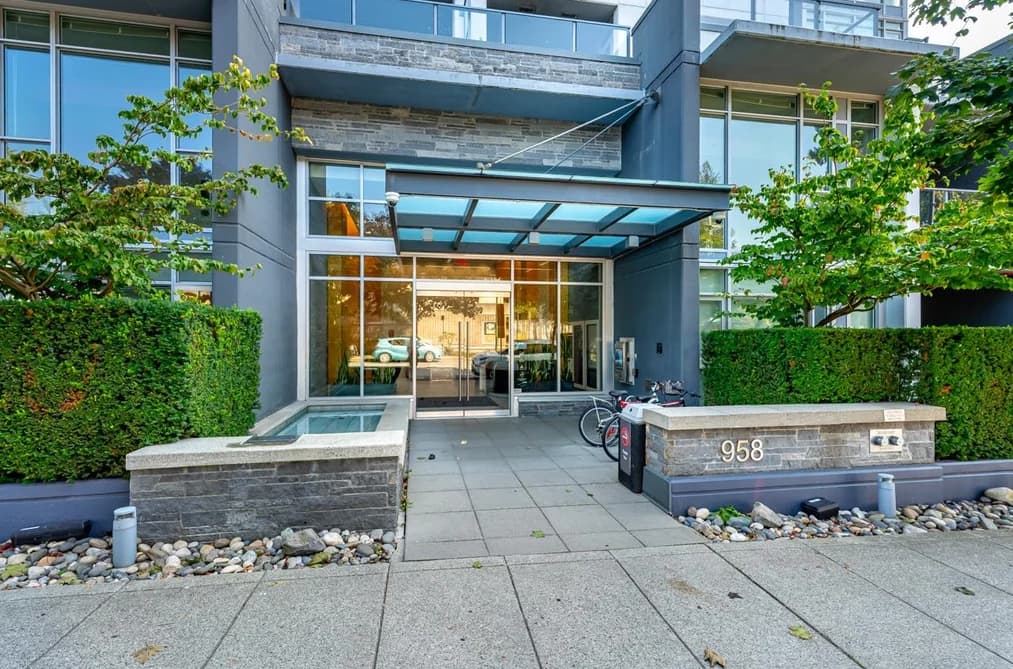 1606 958 RIDGEWAY AVENUE, Coquitlam, BC — Residential for Sale - Photo 2