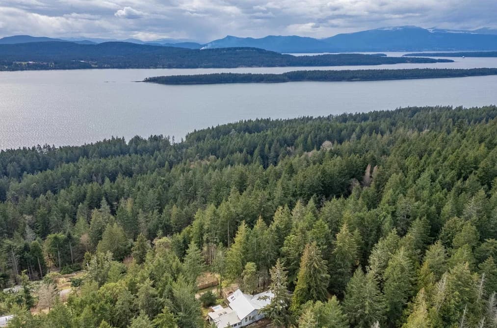 1690 COTTAGE WAY, Galiano Island, BC — Residential for Sale - Photo 2