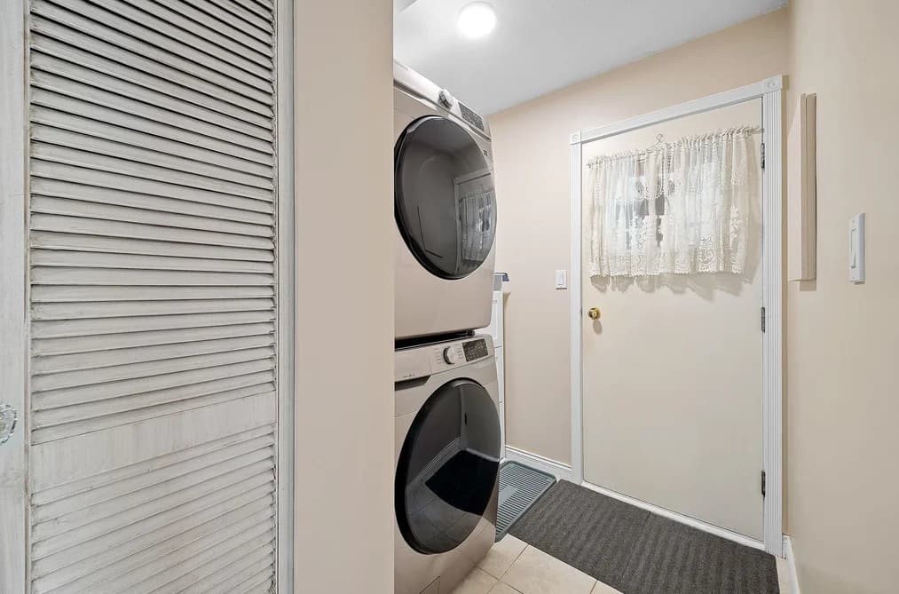 17213 59A AVENUE, Surrey, BC — Residential for Sale - Photo 2