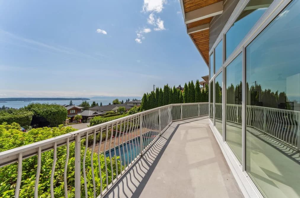 1725 ROSEBERY AVENUE, West Vancouver, BC — Residential for Sale - Photo 2