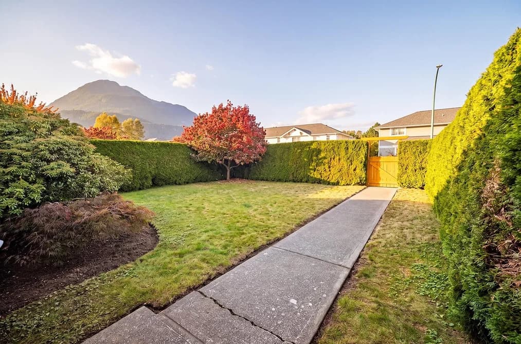 1824 WILLOW CRESCENT, Squamish, BC — Residential for Sale - Photo 2