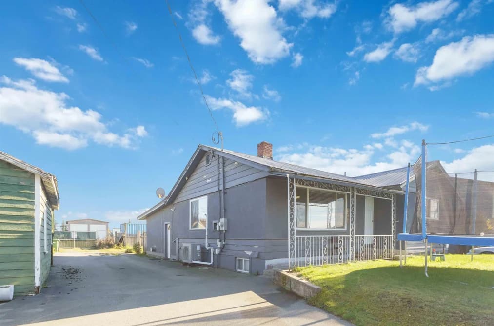 1860 QUEEN STREET, Abbotsford, BC — Residential for Sale - Photo 2