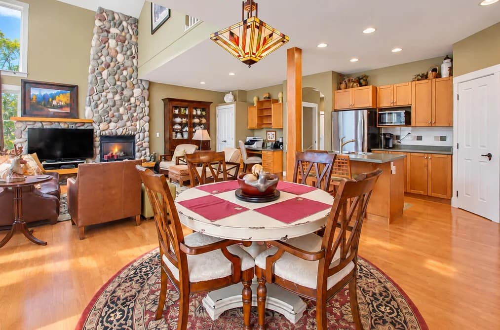 1899 PARKWAY BOULEVARD, Coquitlam, BC — Residential for Sale - Photo 2