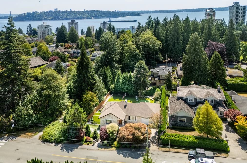 1924 FULTON AVENUE, West Vancouver, BC — Residential for Sale - Photo 2