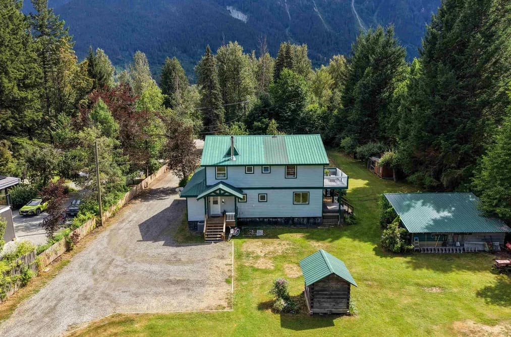 1985 HIGHWAY 99, Pemberton, BC — Residential for Sale - Photo 2