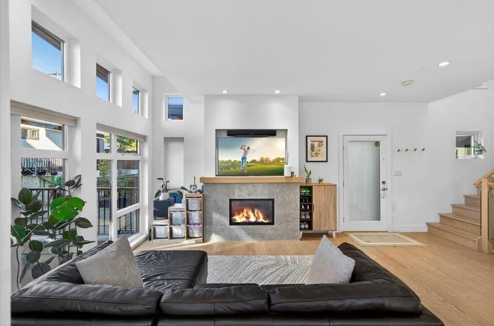 2 252 E 19TH STREET, North Vancouver, BC — Residential for Sale - Main Photo