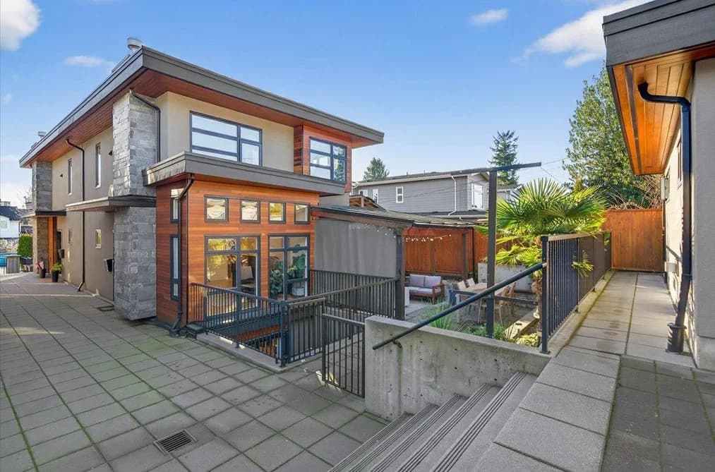 2 252 E 19TH STREET, North Vancouver, BC — Residential for Sale - Photo 2