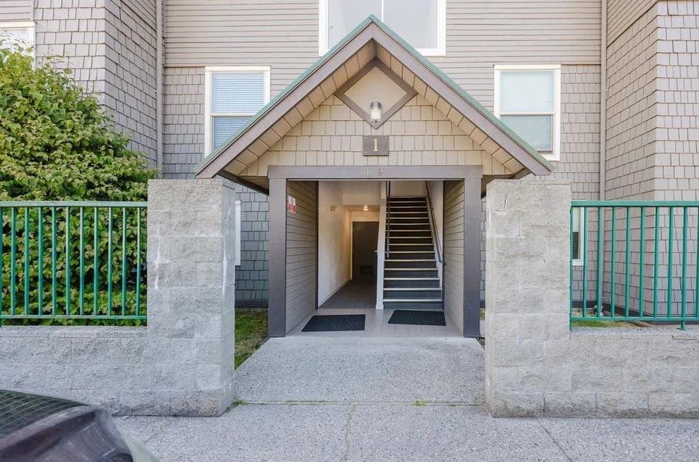 2 622 FARNHAM ROAD, Gibsons, BC — Residential for Sale - Main Photo