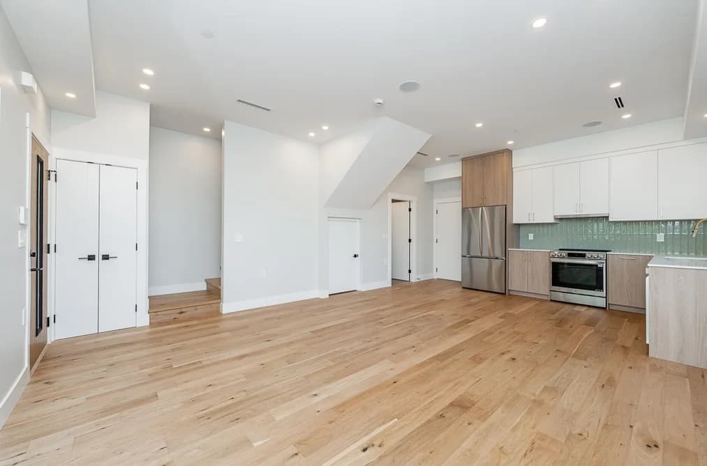 2 678 E 22ND AVENUE, Vancouver, BC — Residential for Sale - Main Photo
