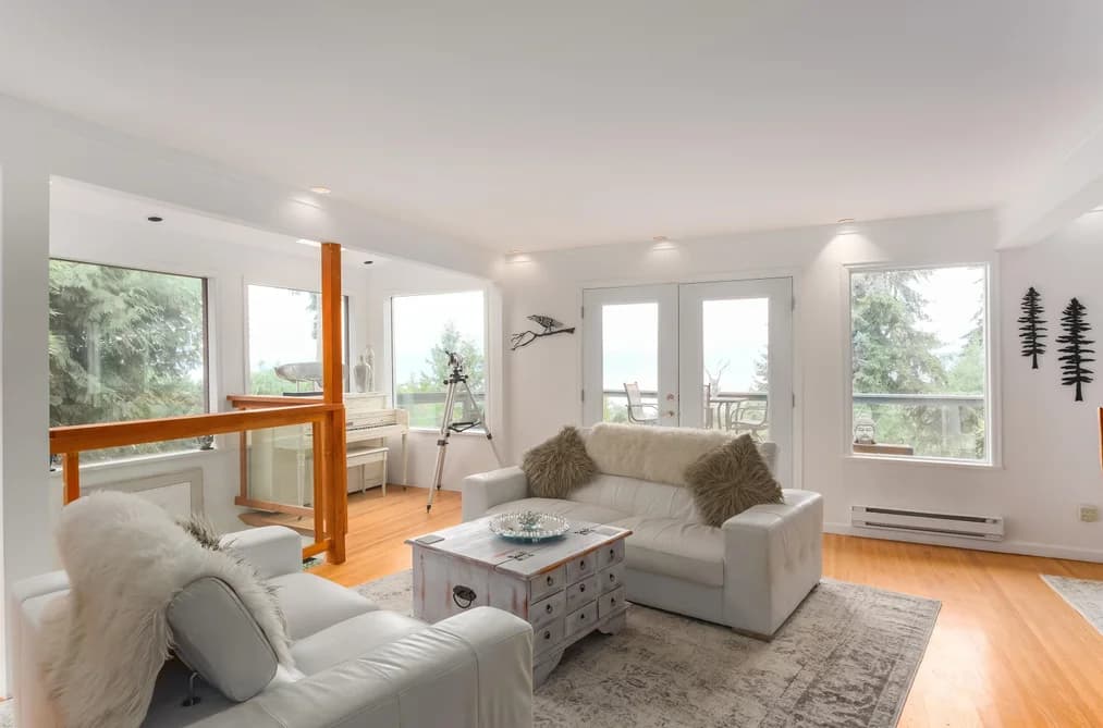 20 OCEANVIEW ROAD, Lions Bay, BC — Residential for Sale - Photo 2