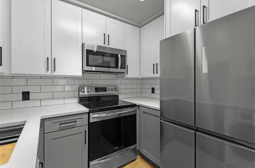 201 1948 COQUITLAM AVENUE, Port Coquitlam, BC — Residential for Sale - Photo 2