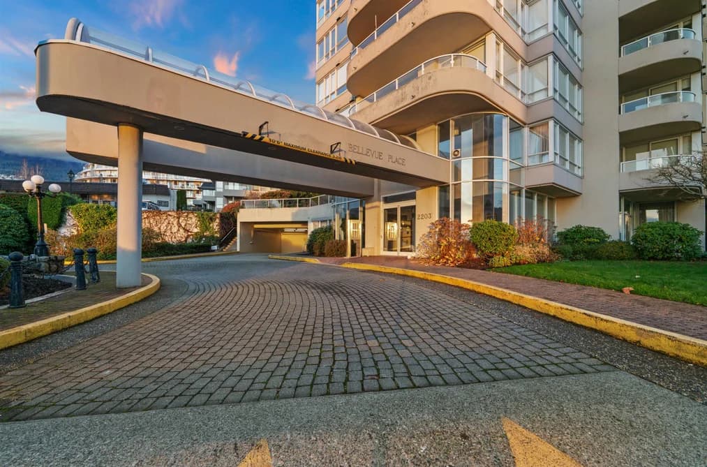 201 2203 BELLEVUE AVENUE, West Vancouver, BC — Residential for Sale - Photo 2